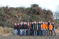 Ein Teil unseres Teams in der Landjugend-Kleidung vor dem Osterfeuer 2016.